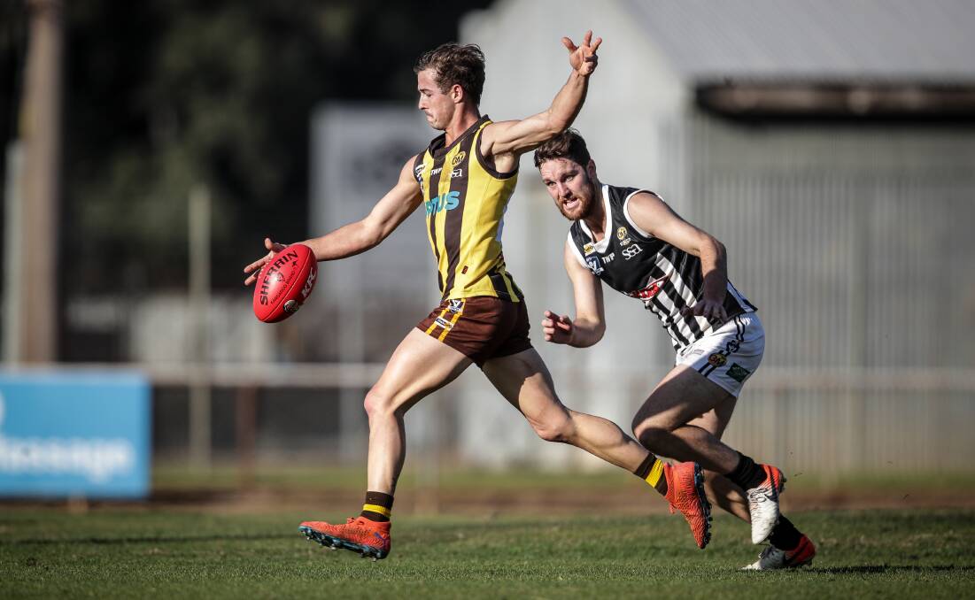 Raven Jolliffe gets his kick away against Wangaratta. Picture by James Wiltshire