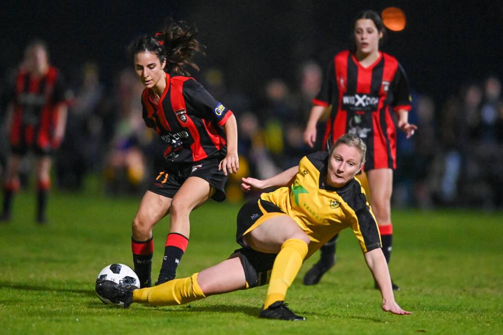 Anika Miller-Cooper and Jess Thomas go for the ball. Picture: MARK JESSER
