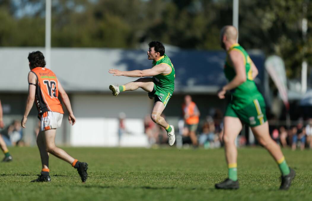 Matthew Bender launches the ball forward against Rand-Walbundrie-Walla. Picture by Tara Trewhella
