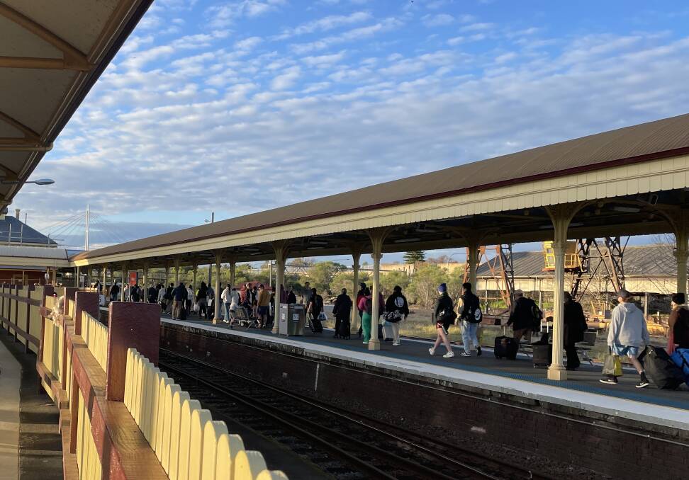 Hundreds of passengers alight from the Melbourne to Albury train on Monday afternoon. Picture by Ted Howes 