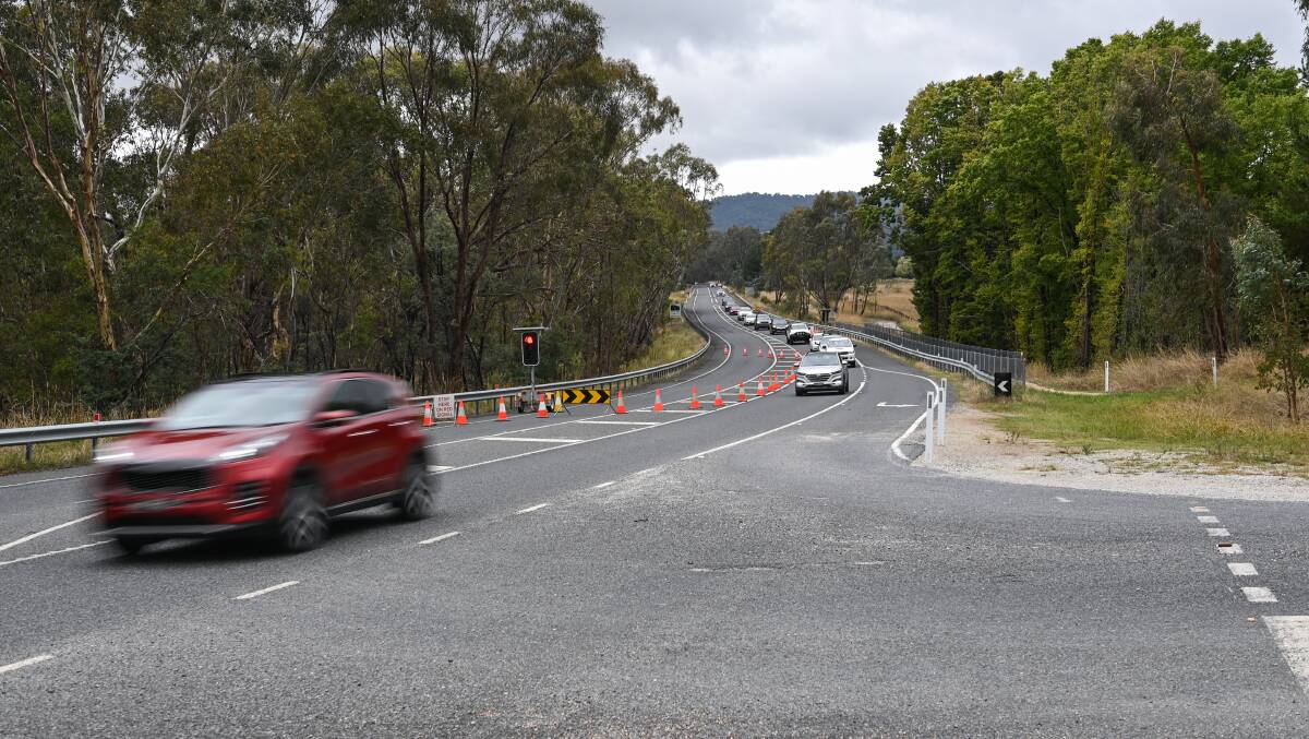 A section of Beechworth-Wodonga Road east of Wooragee will be one lane with traffic signals and a reduced speed limit in place until further notice. 