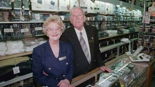 25th September, 1998. Wodonga - L.A. Higginson's Menswear 40th anniversary.