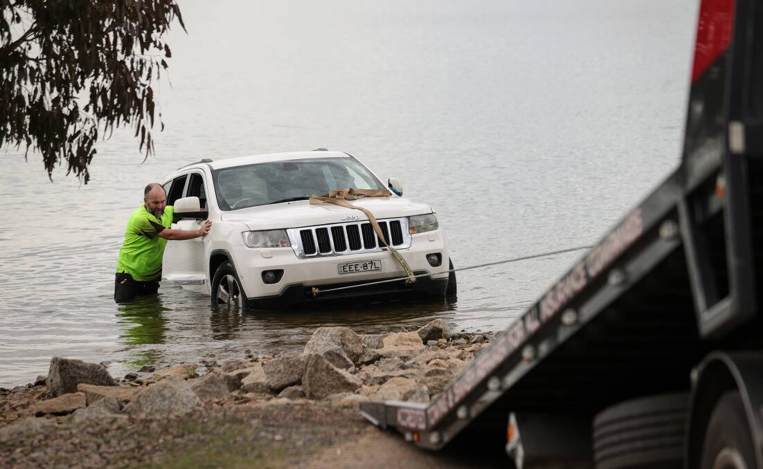Police and VRA have retrieved a Jeep Grand Cherokee from Lake Hume after it rolled into the water at Bowna Waters Reserve in Table Top whilst trying to launch a boat. Picture by James Wiltshire
