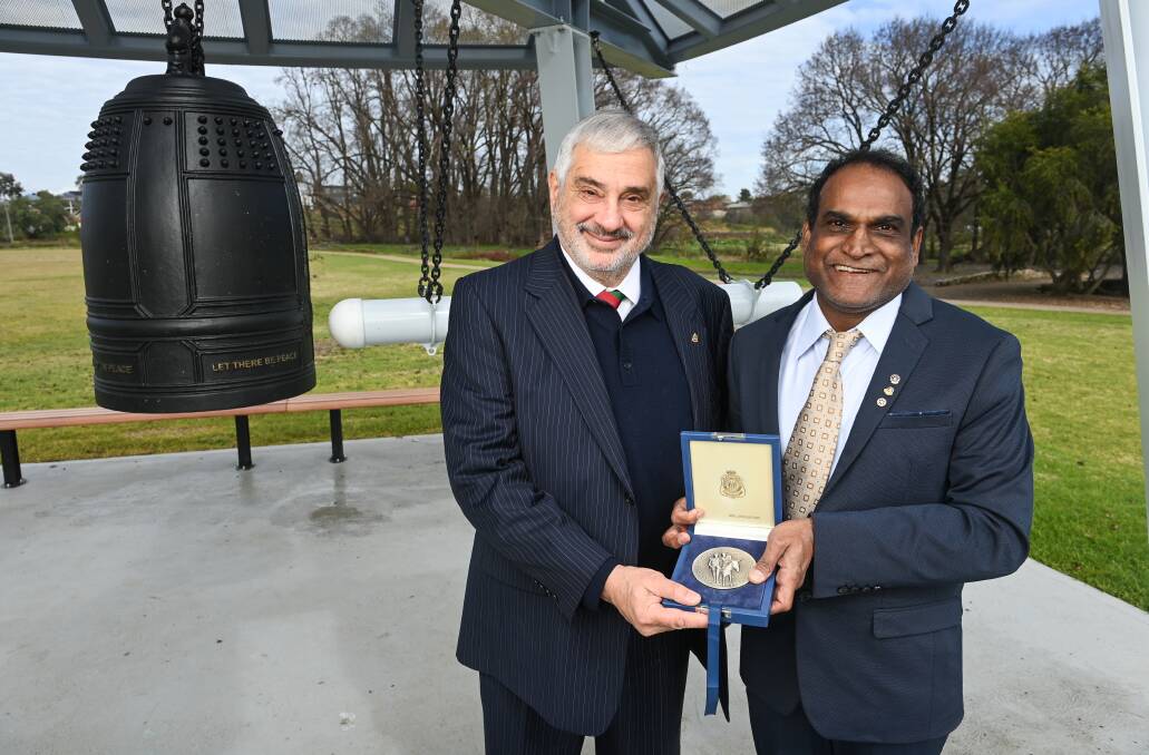 Rotary Club of Wodonga West has won the 2023 RSL Australia Anzac Peace Award, presented by RSL national president Major General Greg Melick and Wodonga West club president Rao Kuditipudi. Picture by Mark Jesser