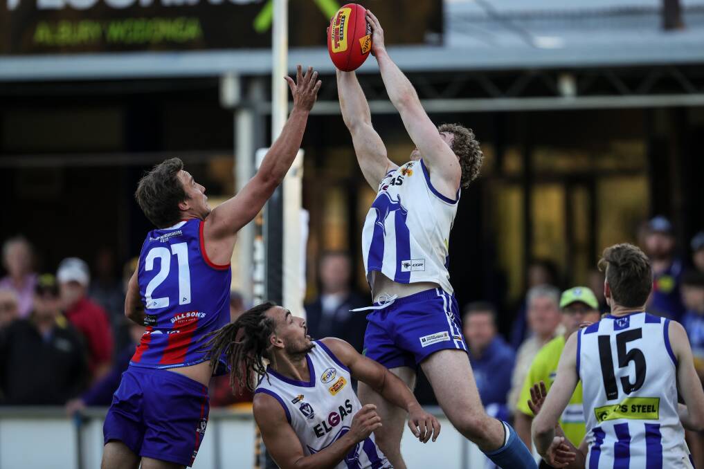Roos ruckman Liam Williams takes a strong grab. Pictures by James Wiltshire