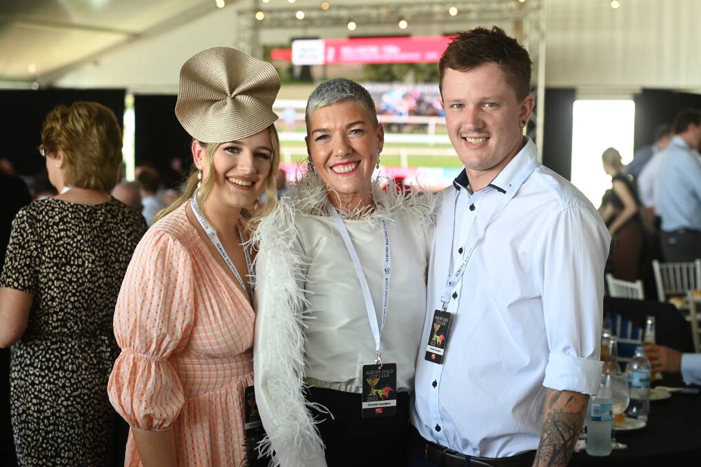 Albury Gold Cup attracts more than 7,000 people as event runs
