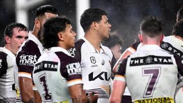 Broncos' Selwyn Cobbo (centre) and teammates react after conceding a try against the Rabbitohs. (Dan Himbrechts/AAP PHOTOS)