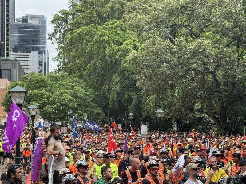 Construction workers marched on parliament in Brisbane calling for a heat stress code of practice. (Fraser Barton/AAP PHOTOS)