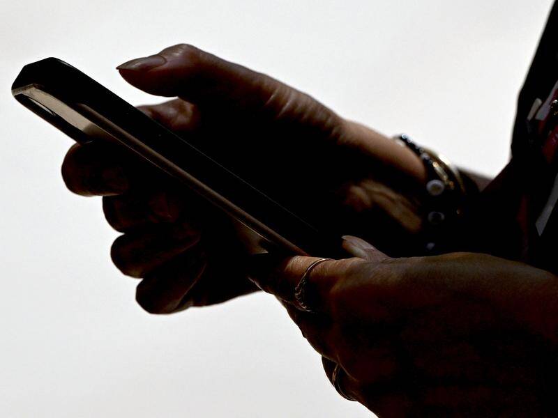 Telcos are required to report scams to each other to help prevent customers being ripped off. (Joel Carrett/AAP PHOTOS)