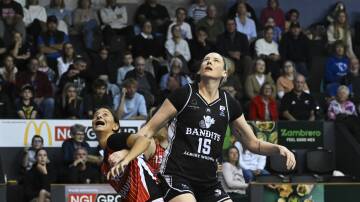 Lauren Jackson destroyed Illawarra Hawks with a 40-point game on Saturday night. Picture by Mark Jesser